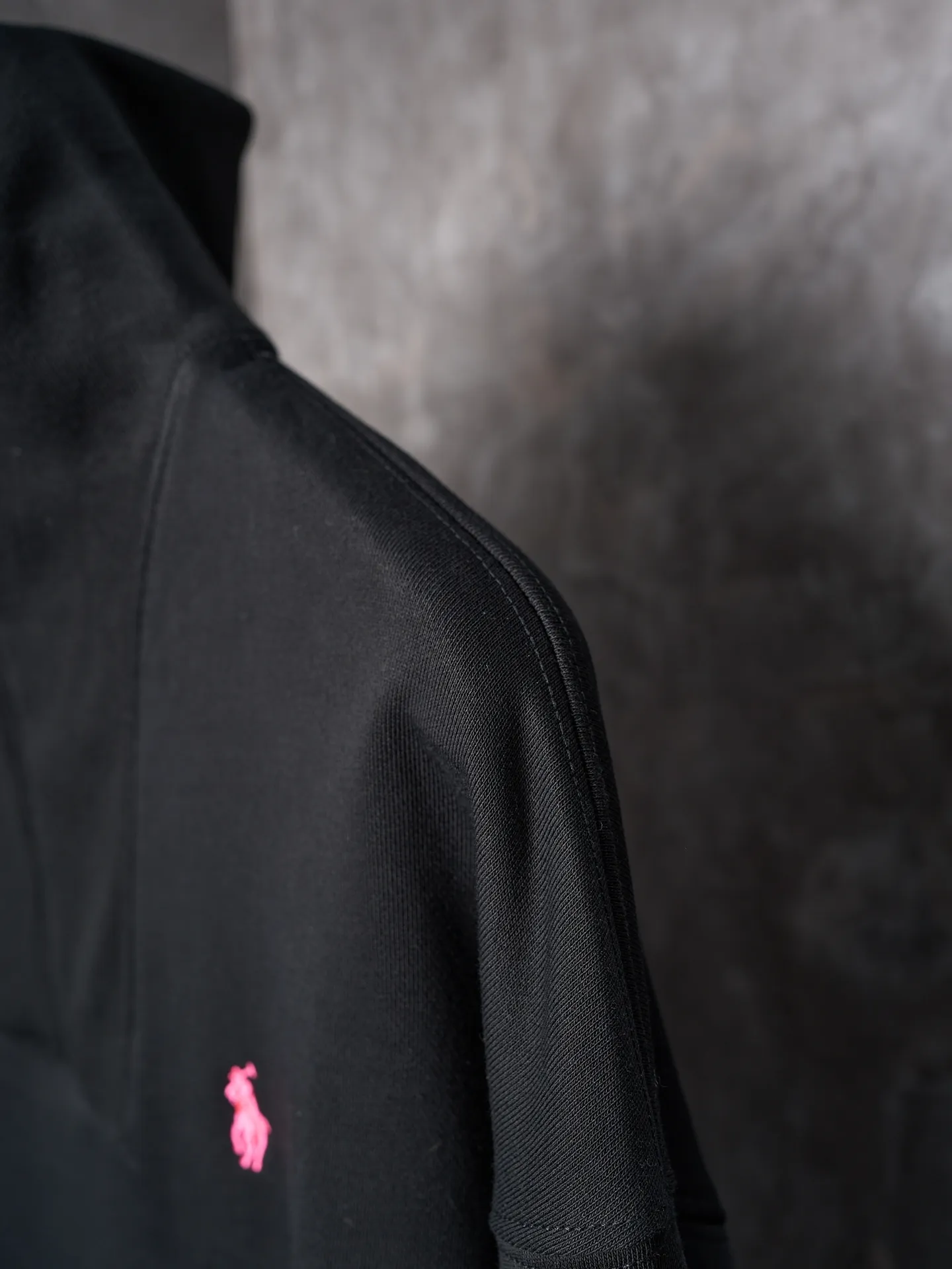 P430 Actual auction】Ralph Lauren/Ralph Lauren pink pony logo embroidered zipper half turtleneck sweatshirt [Ready stock] S M L XL custom-made luxury cotton fleece compound, soft and silky, comfortable and skin-friendly. It is based on pure black tones. A touch of pink pony logo embroidery is embellished on the chest, low-key and powerful. The back panel is embellished with the brand letters outlined in ivory white satin intarsia. The pink pony embroidery leaping in the center is the only colorful footnote in this black and white silent film, which coincides with the elegant and uninhibited brand philosophy. Its unique ribbed half-high collar design is sublimated, giving more flexibility and fashion sense to wear, showing taste in silent places, showing elegance and style. Imported machine embroidery technology is used. Advanced computer control system and sophisticated mechanical components are used to realize the pony logo embroidery operation with high precision, smooth and delicate lines, and imported machine appliqué embroidery technology. Use advanced computer control systems and precision mechanical components to realize Ralph Lauren appliqué embroidery operations, showing an embroidery effect with both clarity and three-dimensionality. The fabrics have been washed and have a better hand feel and texture. They are not easy to deform, not easy to shrink, not easy to fade, and maintain long-term beauty and loose fit.